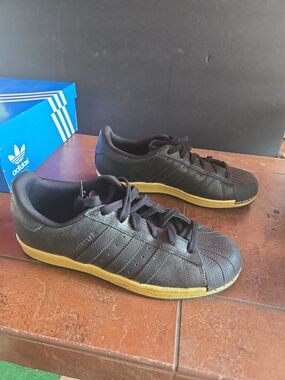 Aadidas Men’s Black Sneakers with Gold Accent Sole 6 1/2